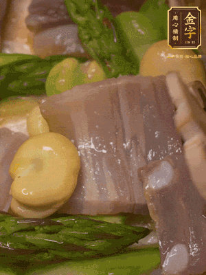 倒入熱水，燉煮10分鐘