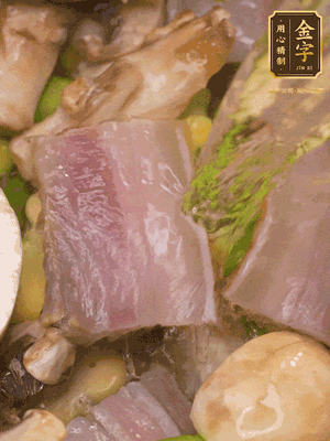 開蓋，放入河蝦繼續(xù)燜煮5分鐘