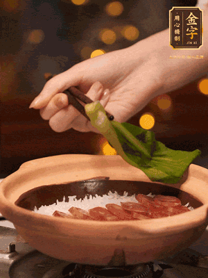開(kāi)蓋，碼上香腸和焯好水的青菜