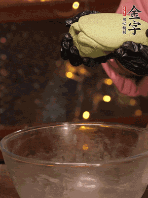 水里放點(diǎn)鹽，燒開后放艾草，一勺小蘇打，撈出浸入涼水，打成艾草泥