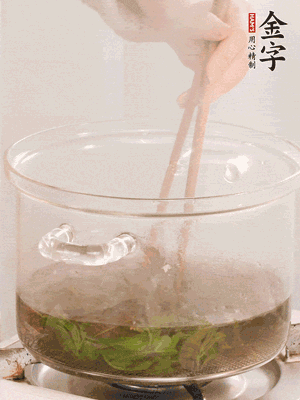 香椿焯水，變色后撈出，切成小段
