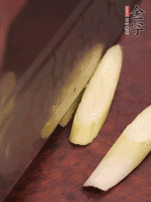 蒜白切小段，辣椒斜切圈