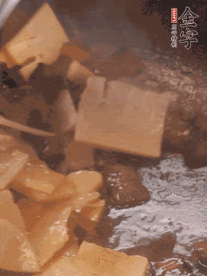 熱油起鍋，下醬油肉煸炒出香味