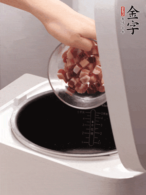 鍋中倒入豬油，油熱后炒熟上海青，給倒少許鹽調(diào)味