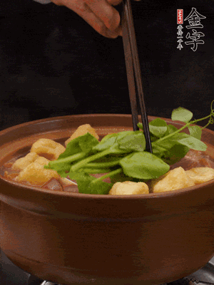 加筒骨煲的經(jīng)典配菜：金字土香腸、油豆腐、千張蓋上蓋子燜一會兒，耐心等候10分鐘。