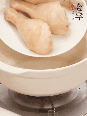 雞腿、火腿、干貝、蒜頭放入砂鍋內(nèi)燉1小時(shí)