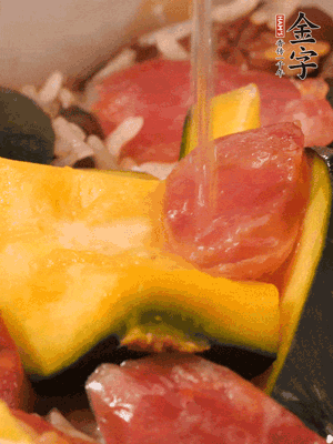 倒入溫開水，水量高出米面一個(gè)指節(jié)。