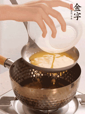 雞蛋過篩子倒入油鍋炸成蛋酥，瀝干油。