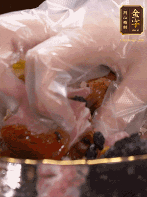 排骨洗凈后（蠔油、生抽、老抽、鹽、糖、淀粉、豆豉、蒜蓉、姜絲）腌制30分鐘