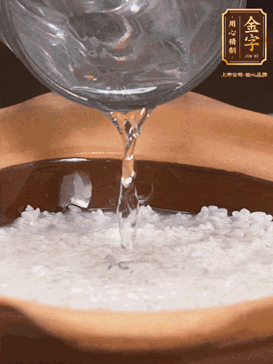 砂鍋底部刷一層油，加入大米和開水，水高1cm,大火燒開后轉(zhuǎn)中火煲5分鐘，到水微收干