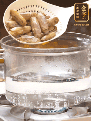煮一鍋沸水，下蟶子汆燙30秒，撈出浸入冰水，取出蟶子肉