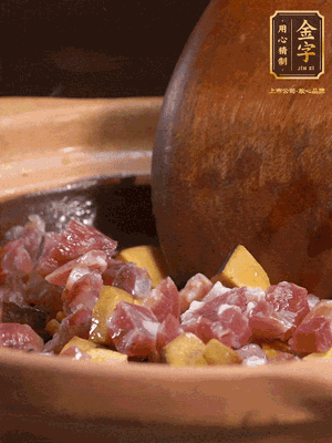 熱油下蒜片，倒入香腸丁、牛肝菌丁翻炒出香味