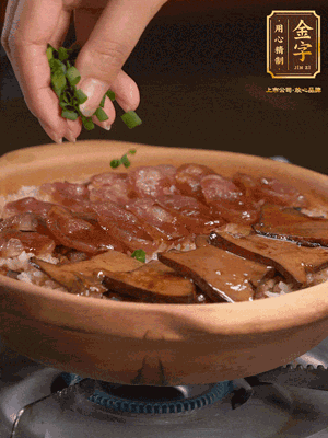 最后鋪上牛肝菌，爭分奪秒地倒上醬汁，撒點(diǎn)小蔥花