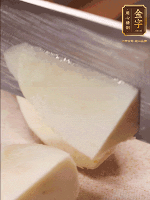 茭白去殼，底部一層老皮刨掉，切成滾刀塊