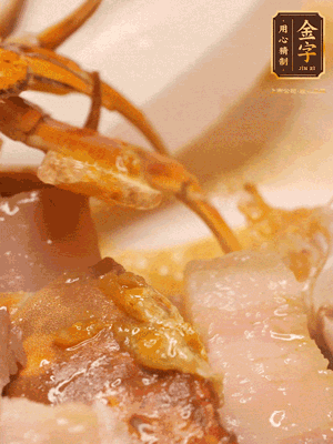 顏色變紅時(shí)，放蔥結(jié)、姜片煸香，再放咸肉、茭白、毛豆翻炒