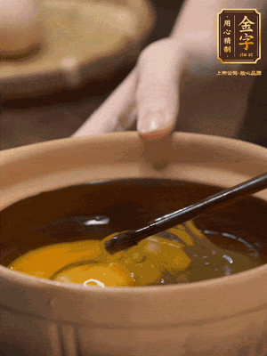 雞蛋打入砂鍋，充分打勻，1.5倍的溫水加一勺鹽，倒入蛋液中，攪拌均勻后用勺子舀去表面浮沫