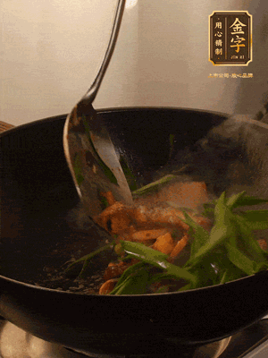 黃豆醬、鹽、糖調(diào)味，淋一圈花雕酒，蒜白先下，蒜葉后下