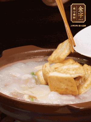 倒入開水大火煮開，轉(zhuǎn)中小火放咸肉，放一點(diǎn)點(diǎn)糖、味精慢燉10分鐘
