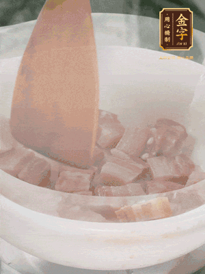 砂鍋內(nèi)咸肉微微煸出香味，再倒入開水。放排骨滾開后轉(zhuǎn)中小火篤30分鐘。（水盡量一次加足，以免中途加水沖淡鮮味。這一步是湯底濃白的關(guān)鍵）