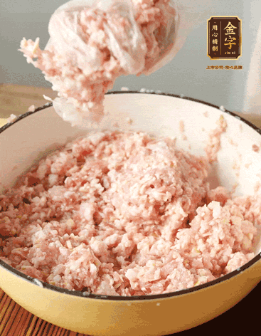 肉丁、咸肉丁、一丟丟鹽、料酒拌勻，反復(fù)摔打上勁。接著加入1兩蔥姜水，反復(fù)拌勻摔打上勁。前后共加3遍。3遍后筍丁，接著反復(fù)摔打上勁。最后加入1個蛋清、3茶匙生粉拌勻摔打上勁
