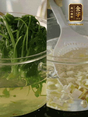 春筍切丁焯水；薺菜加鹽焯水，過涼水后切成細(xì)末