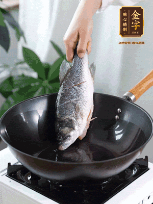 熱油，加1大勺豬油、姜片，再下鱸魚，煎至定型后翻面。（加點豬油，燉出的魚湯更容易變?yōu)榍逅哪贪咨?。?>
					</div>
					<span>步驟 3/6</span>
					<p>熱油，加1大勺豬油、姜片，再下鱸魚，煎至定型后翻面。（加點豬油，燉出的魚湯更容易變?yōu)榍逅哪贪咨?。?/p>
				</li><li>
					<div   id=