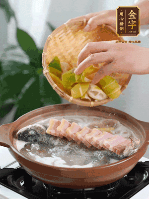 倒開水燉煮后轉(zhuǎn)移入砂鍋，淋料酒去腥、加少許鹽調(diào)味，再依次加咸肉、春筍燉煮15分鐘。