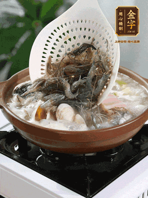 最后加一把蛤蜊、一把河蝦燜2分鐘，放一點白胡椒粉調(diào)味，撒上蔥花點綴！