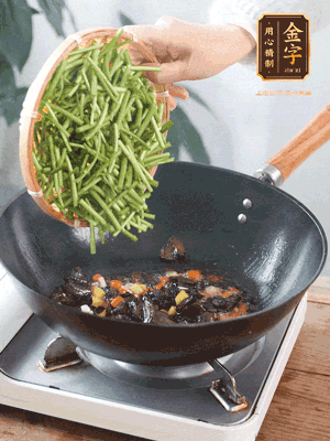 熱油煸香蒜末、姜粒、小米辣，再下臘肉煸炒出香味
