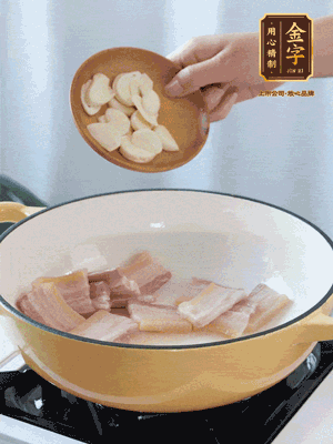 熱油下咸肉煸出香味，加蒜片、毛豆翻炒均勻