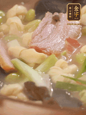 最后加一點蠔油、雞精調(diào)味