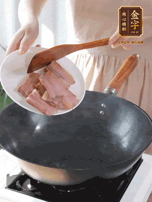 豬油熱鍋，下咸肉煸香，再下蔥姜提鮮