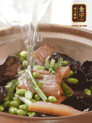 轉(zhuǎn)入砂鍋，加入開水、百葉結(jié)燉煮10分鐘