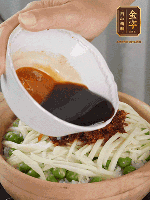 繼續(xù)小火燜3分鐘，淋上XO醬攪拌均勻。
