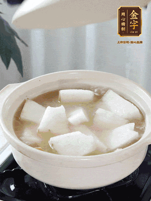 最后下冬瓜繼續(xù)燉煮10分鐘，撒上蔥花點(diǎn)綴。