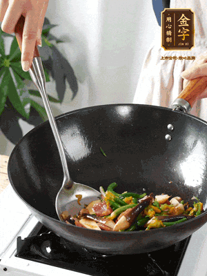 煸香蒜末，下香腸翻炒均勻，再依次下雞縱菌、黃瓜花