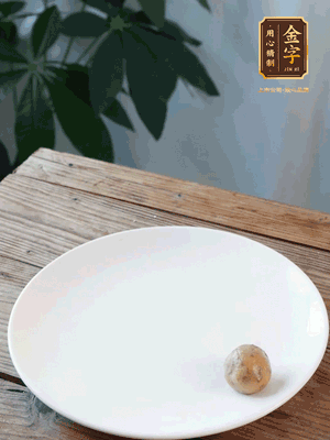 做水油皮、油酥 將油皮材料放入料盆中，加100ml水?dāng)嚢璩裳┗ㄆ瑺?。在案板上反?fù)揉搓成有一定筋度的光潔面團，搓成14個團子。
