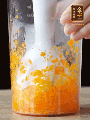 加玉米油、水怡、水揉搓成細(xì)膩的面團(tuán)。松弛半小時后，分成37g一個