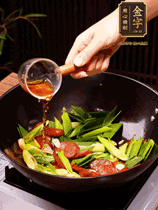 下蒜苗炒軟，沿鍋邊烹入一勺料酒，加醬油、蠔油、白糖調(diào)味炒勻