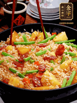 加水，沒過大部分食材。把瀝干水分的米飯均勻地鋪在上面，筷子戳幾個(gè)洞