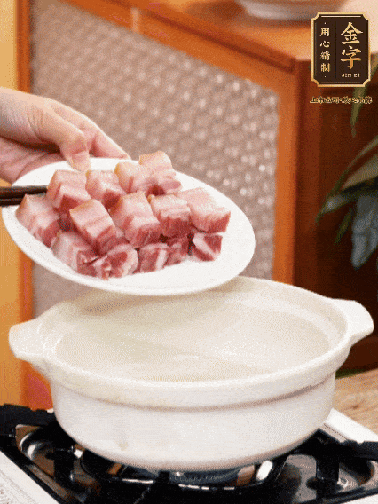 鍋內(nèi)倒油，下咸肉微微煸炒，再放排骨炒一下